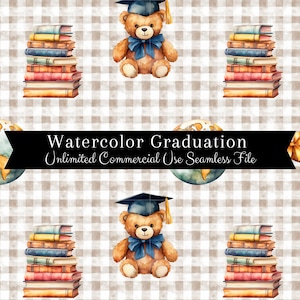 Può includere: Uno schema senza cuciture con illustrazioni ad acquerello di un cappello di laurea, una pila di libri, un globo terrestre e un orsacchiotto con un cappello di laurea e un papillon blu. Lo schema è su uno sfondo a quadri vichy bianco e marrone. Il testo "Watercolor Graduation Unlimited Commercial Use Seamless File" è incluso nell'immagine.