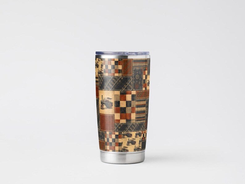 Peut inclure: Un gobelet cylindrique en acier inoxydable avec un motif patchwork compos&eacute; de carr&eacute;s marron, noirs et beige. Le design pr&eacute;sente des illustrations de tracteurs &agrave; vapeur anciens, des motifs &agrave; damier et des textures ray&eacute;es avec un couvercle transparent.