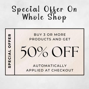 Pode incluir: Um gr&aacute;fico promocional com o texto "Oferta Especial em Toda a Loja". Apresenta um cupom retangular com o texto "COMPRE 3 OU MAIS PRODUTOS E GANHE 50% DE DESCONTO APLICADO AUTOMATICAMENTE NO CHECKOUT."