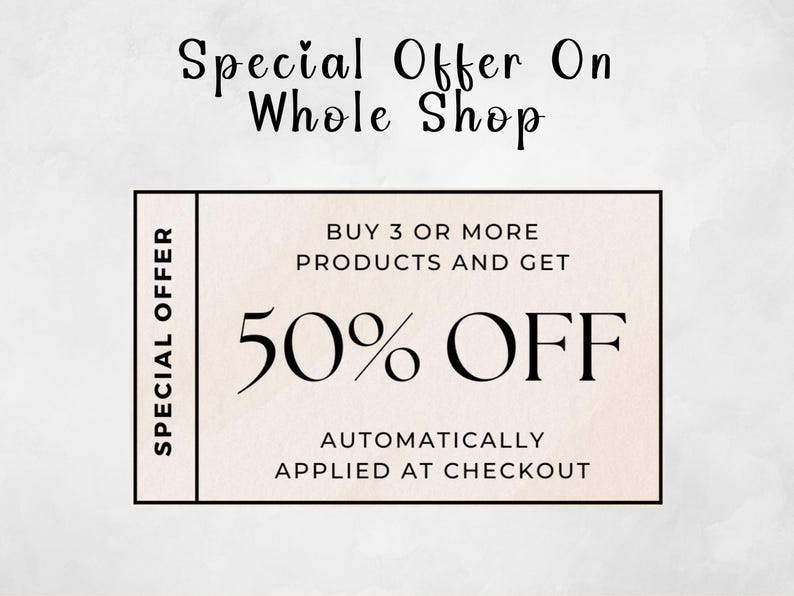 Pode incluir: Um gr&aacute;fico promocional com o texto "Oferta Especial em Toda a Loja". Apresenta um cupom retangular com o texto "COMPRE 3 OU MAIS PRODUTOS E GANHE 50% DE DESCONTO APLICADO AUTOMATICAMENTE NO CHECKOUT."