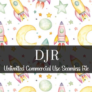Può includere: Motivo senza cuciture ad acquerello con razzi, lune, stelle e pianeti in colori pastello. Il design include il testo "DJR Unlimited Commercial Use Seamless File" su sfondo bianco. Adatto a varie applicazioni.