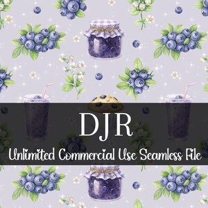 Pode incluir: Padrão sem costura com ilustrações em aquarela de mirtilos, potes de geleia de mirtilo, muffins e smoothies de mirtilo. Flores brancas e folhas também estão incluídas. O texto "DJR Unlimited Commercial Use Seamless File" é exibido.