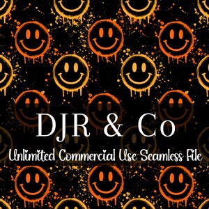 Può includere: Un motivo digitale senza cuciture con faccine sorridenti arancioni dipinte a spruzzo su sfondo nero con schizzi di vernice. Il testo DJR & Co e Unlimited Commercial Use Seamless File è centrato in bianco sopra il design grafico ripetuto.