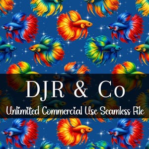 Può includere: Un motivo continuo con pesci combattenti colorati dalle pinne fluenti in tonalità blu, rosso, giallo e verde su uno sfondo blu scuro con piccole stelle bianche. Il testo DJR & Co e Unlimited Commercial Use Seamless File è centrato.