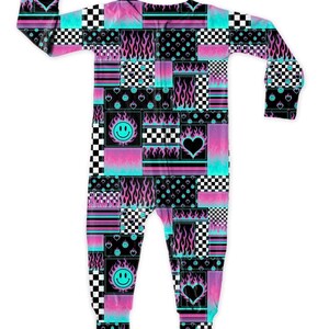 K&ouml;nnte beinhalten: Ein lang&auml;rmeliger Einteiler mit einem Patchwork-Design in Schwarz, leuchtendem Pink und Cyanblau. Das Muster besteht aus sich wiederholenden Motiven von Flammen, Schachbrettmustern, l&auml;chelnden Gesichtern und Herzen auf dem gesamten Stoff.