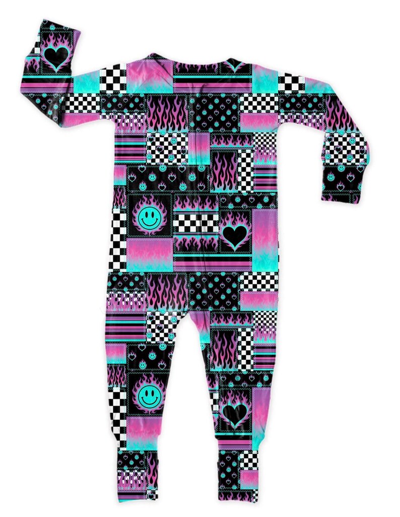 K&ouml;nnte beinhalten: Ein lang&auml;rmeliger Einteiler mit einem Patchwork-Design in Schwarz, leuchtendem Pink und Cyanblau. Das Muster besteht aus sich wiederholenden Motiven von Flammen, Schachbrettmustern, l&auml;chelnden Gesichtern und Herzen auf dem gesamten Stoff.