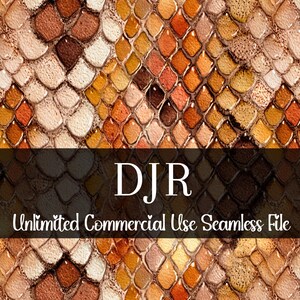 Op de afbeelding: Een naadloos bestand met een reptielenhuidpatroon in bruin, beige, oranje en gele tinten. De afbeelding bevat de tekst "DJR" en "Unlimited Commercial Use Seamless File" op een donkerbruine banner.