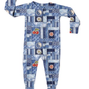 Op de afbeelding: Blauwe patchwork-voetpyjama met ritssluiting. De eendelige nachtkleding heeft een verscheidenheid aan denim-stijl patronen, met kersen-, bloemen- en yin-yang graphics. De pyjama met lange mouwen is ontworpen voor comfort en stijl.
