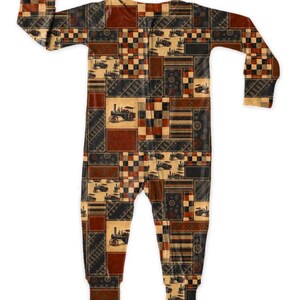 Peut inclure: Une grenouill&egrave;re &agrave; manches longues avec un motif patchwork compos&eacute; de carr&eacute;s altern&eacute;s noirs, marron et beige. Le design pr&eacute;sente des illustrations de tracteurs &agrave; vapeur anciens, des blocs &agrave; damier et des textures ray&eacute;es sur tout le v&ecirc;tement.