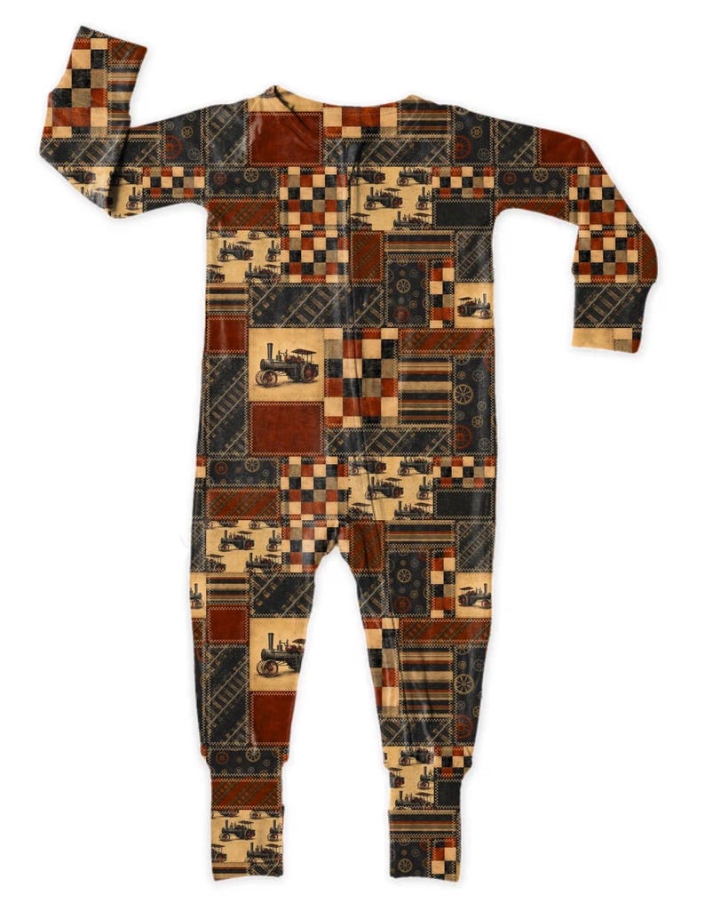 Peut inclure: Une grenouill&egrave;re &agrave; manches longues avec un motif patchwork compos&eacute; de carr&eacute;s altern&eacute;s noirs, marron et beige. Le design pr&eacute;sente des illustrations de tracteurs &agrave; vapeur anciens, des blocs &agrave; damier et des textures ray&eacute;es sur tout le v&ecirc;tement.