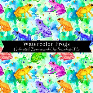 Pode incluir: Padrão sem costura com sapos de aquarela em várias cores, incluindo rosa, roxo, azul, verde e amarelo, sobre um fundo branco com respingos de aquarela verde e azul. O texto "Watercolor Frogs Unlimited Commercial Use Seamless File" é exibido em uma faixa preta.