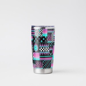 K&ouml;nnte beinhalten: Ein zylindrischer Edelstahlbecher mit einem lebendigen Patchwork-Design aus schwarz-wei&szlig;en Schachbrettmustern, leuchtend pinken und cyanblauen Flammen, l&auml;chelnden Gesichtern und Herzformen, abgerundet durch einen transparenten Kunststoffdeckel und einen silbernen Boden.