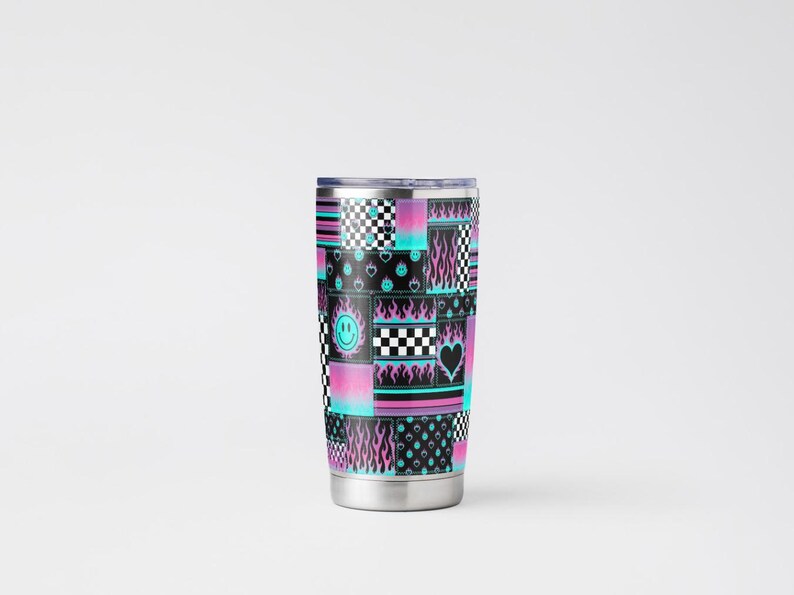 K&ouml;nnte beinhalten: Ein zylindrischer Edelstahlbecher mit einem lebendigen Patchwork-Design aus schwarz-wei&szlig;en Schachbrettmustern, leuchtend pinken und cyanblauen Flammen, l&auml;chelnden Gesichtern und Herzformen, abgerundet durch einen transparenten Kunststoffdeckel und einen silbernen Boden.