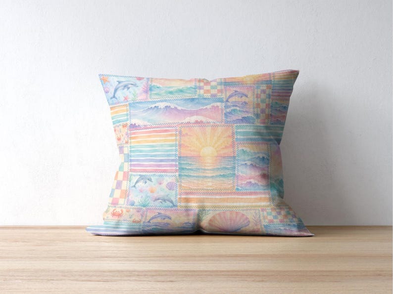 Pode incluir: Almofada decorativa quadrada com um design de patchwork com cenas oce&acirc;nicas. A almofada tem um estilo aquarela com cores pastel, incluindo golfinhos, ondas, pores do sol e conchas. A almofada est&aacute; colocada sobre uma superf&iacute;cie de madeira.