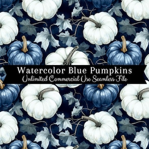 Op de afbeelding: Waterverfpatroon met witte en marineblauwe pompoenen met bruine stelen, afgewisseld met grijze bladeren, tegen een donkerblauwe achtergrond. De tekst "Watercolor Blue Pumpkins" staat op een zwarte banner.