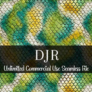 Könnte beinhalten: Nahtlose Datei mit einem Reptilienschuppenmuster in Grün-, Gelb- und Weißtönen. Ein dunkles Band in der Mitte zeigt die Buchstaben "DJR" und den Text "Unlimited Commercial Use Seamless File".