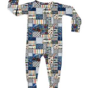 K&ouml;nnte beinhalten: Einteiliger Schlafanzug mit Patchwork-Design mit Z&uuml;gen, Bahn&uuml;berg&auml;ngen und anderen Eisenbahngrafiken. Die Farbpalette umfasst Blaut&ouml;ne, Rot, Gelb und Wei&szlig;. Der Schlafanzug hat lange &Auml;rmel und Fu&szlig;bedeckungen.