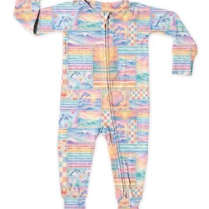 Pode incluir: Um pijama de beb&eacute; em tons pastel com fecho de correr. A pe&ccedil;a &uacute;nica apresenta um design de patchwork com ilustra&ccedil;&otilde;es com tema oce&acirc;nico, incluindo golfinhos, ondas, conchas e pores do sol. A paleta de cores inclui tons de azul, rosa, amarelo e laranja.
