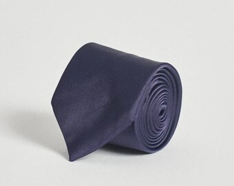 Cravate bleu foncé pour hommes sans motif
