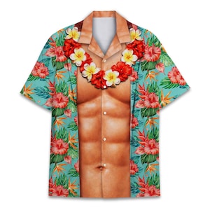 Puede incluir: Camisa hawaiana de manga corta con un diseño estampado de un torso musculoso, un collar de flores y un estampado floral tropical en tonos turquesa, rojo y amarillo. La camisa tiene una botonadura frontal y cuello.