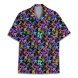 Può includere: Camicia a maniche corte con sfondo nero e motivo ripetuto di simboli pi colorati. I simboli pi sono in vari colori, tra cui rosso, blu, verde e viola. La camicia ha un colletto classico e una vestibilità rilassata.