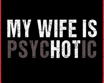 Mi esposa es psicótica (Png), camiseta gráfica divertida para marido, camiseta del Día del Padre (Png), camiseta divertida para hombre, regalo de aniversario para marido