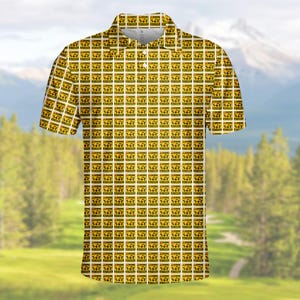Puede incluir: Polo amarillo con un patrón repetido de señales de advertencia. La camisa tiene mangas cortas y un cuello con tres botones. El fondo muestra un campo verde, árboles y una montaña.