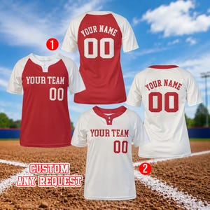 Può includere: Quattro maglie da baseball con combinazioni di colori rosso e bianco, maniche raglan e scollo a serafino. Le maglie riportano la scritta YOUR TEAM e YOUR NAME con il numero 00 in stampatello. Il testo CUSTOM ANY REQUEST è visibile.