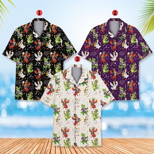 Peut inclure: Trois chemises à manches courtes boutonnées avec un motif festif. Les chemises présentent un motif répété d'alligators, de homards et d'oies de dessins animés sur le thème du Mardi Gras. Les chemises sont noires, violettes et blanches.