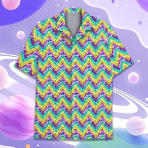 Puede incluir: Camisa de manga corta con un vibrante patrón en zigzag en amarillo, morado y turquesa. La camisa tiene un cuello clásico y un corte relajado, perfecto para el uso diario. El diseño colorido hace una declaración audaz.