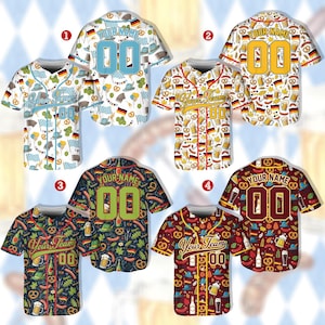 Pode incluir: Camisas de beisebol com padrões alemães. As camisas apresentam vários designs, incluindo pretzels, canecas de cerveja e bandeiras alemãs. Cada camisa tem o número "00" na frente e nas costas, com "Your Name" nas costas e "Your Team" na frente.