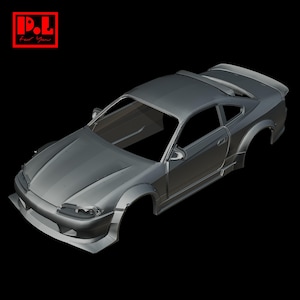 Może przedstawiać: Szara, niepomalowana karoseria modelu samochodu ze spojlerem i szerokimi błotnikami. Samochód ma elegancki, aerodynamiczny design, z niskim profilem i szczegółowym przodem. Tekst "P.L. For You" znajduje się w czerwonym kwadracie w lewym górnym rogu.