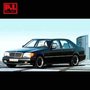 Op de afbeelding: Een zwarte sedan met een chromen grille en zwarte wielen staat geparkeerd voor een stadsgezicht. De auto heeft een kentekenplaat met de tekst "LB RA 140". De afbeelding heeft een rood logo linksboven met de tekst "P.L. For You".