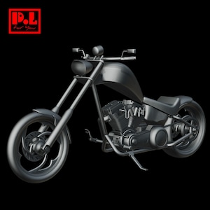 Può includere: Una motocicletta chopper grigia con una lunga forcella anteriore, un serbatoio a goccia e una sella bassa. La motocicletta ha un faro rotondo e uno sfondo nero. Il testo "P.L. for You" è nell'angolo in alto a sinistra.