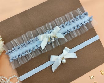 Gepersonaliseerde Something Blue-kousenbandset: witte zachte tule, blauw kant, vergulde beginletters en bedel