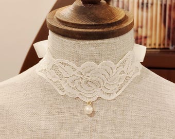 Elegante girocollo da sposa moderno e romantico: collana in morbido pizzo floreale color avorio con ciondolo di perle