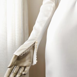 Mangas removíveis de cetim macio para noiva com detalhe de botão, mangas de casamento feitas à mão, tamanho personalizado, acessório de noiva em marfim ou branco.