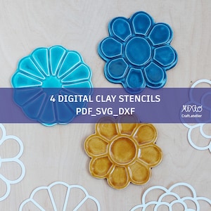 Könnte beinhalten: Vier keramische Schablonen in Blumenform in Blau- und Gelbtönen. Die Schablonen sind auf einer hellen Holzoberfläche angeordnet. Der Text auf dem Bild lautet "4 DIGITAL CLAY STENCILS PDF_SVG_DXF".
