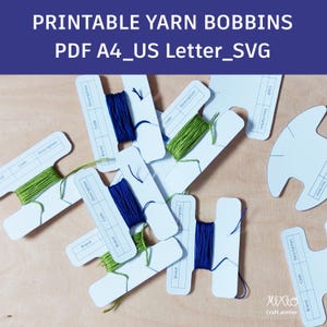 Op de afbeelding: Printbare garenrolvorlagen om garen te organiseren. De sjablonen zijn wit met zwarte lijnen en tekst die "Code", "Beschrijving" en "Merk" zegt. Er zijn ook sjablonen om garen op te winden.