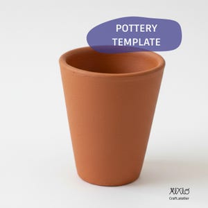 Może przedstawiać: Szablon ceramiczny w kolorze terakoty o lekko zwężającym się cylindrycznym kształcie. Tekst "POTTERY TEMPLATE" jest wyświetlany na fioletowym owalu nad krawędzią. Podstawa jest szersza niż otwór. W prawym dolnym rogu znajduje się tekst "mixio craft.atelier".