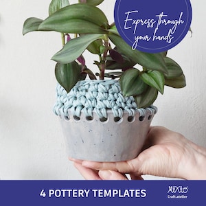 Puede incluir: Una maceta de cerámica gris con un borde tejido azul claro, que contiene una planta verde con acentos morados. La maceta está sostenida por las manos de una persona. El texto dice "Express through your hands" y "4 POTTERY TEMPLATES".