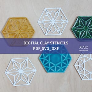 Puede incluir: Una colección de plantillas hexagonales de arcilla en varios colores, incluyendo amarillo, verde y azul, junto con recortes geométricos blancos. La imagen presenta el texto "DIGITAL CLAY STENCILS PDF_SVG_DXF".