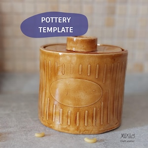Op de afbeelding: Een bruin keramieken pot met een deksel, met verticale en ovale reliëf ontwerpen. De pot heeft een kleine, ronde handgreep bovenop. De tekst "POTTERY TEMPLATE" staat op een paarse banner.