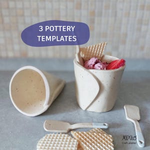 Può includere: Tre stampi per ceramica con finitura in ceramica bianco sporco maculato. Uno stampo ha la forma di una tazza, un altro è un utensile piatto e il terzo è una piccola spatola. Una grafica viola mostra il testo 3 POTTERY TEMPLATES.