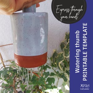 Op de afbeelding: Een witte keramische gieter met een bruine rand en een gespikkelde glazuur. De gieter wordt gebruikt om een plant met groene bladeren te begieten. De tekst "Watering thumb PRINTABLE TEMPLATE" staat in blauwe tekst op een paarse achtergrond. De tekst "Express through your hands" staat in witte tekst op een zwarte cirkel.