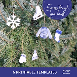 Könnte beinhalten: Sechs druckbare Vorlagen für Weihnachtsbaumschmuck aus Keramik. Der Schmuck zeigt ein Schneeflocke, Schlittschuh, Pullover, Strumpf, Fäustling und einen Hut. Alle Schmuckstücke sind weiß mit blauen Details.