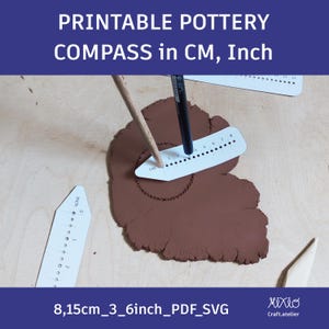 Puede incluir: Plantilla de compás de cerámica imprimible en formato PDF y SVG. La plantilla está marcada en pulgadas y centímetros. La plantilla se muestra en uso para crear un círculo en una pieza de arcilla marrón.