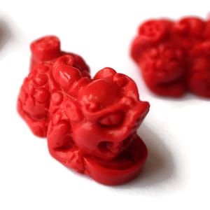 3 geschnitzte Zinnober Drachen Perlen Pixiu Perle Zinnober Perle Lackperlen Lose Perlen rote Perlen gemusterte Perlen Schmuck machen Perlen Lieferungen