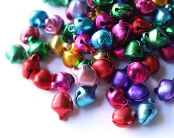 100 kleine jingle bells belletjes met verschillende kleuren juweeltoon belbedels aluminium bellen 9x8x7 mm verschillende kleuren belkralen