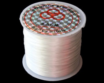 Puede incluir: Una bobina de hilo elástico blanco etiquetada "STRONG & STRETCHY" y "水色の線 ELASTIC STRING ポリウレタン 100%"